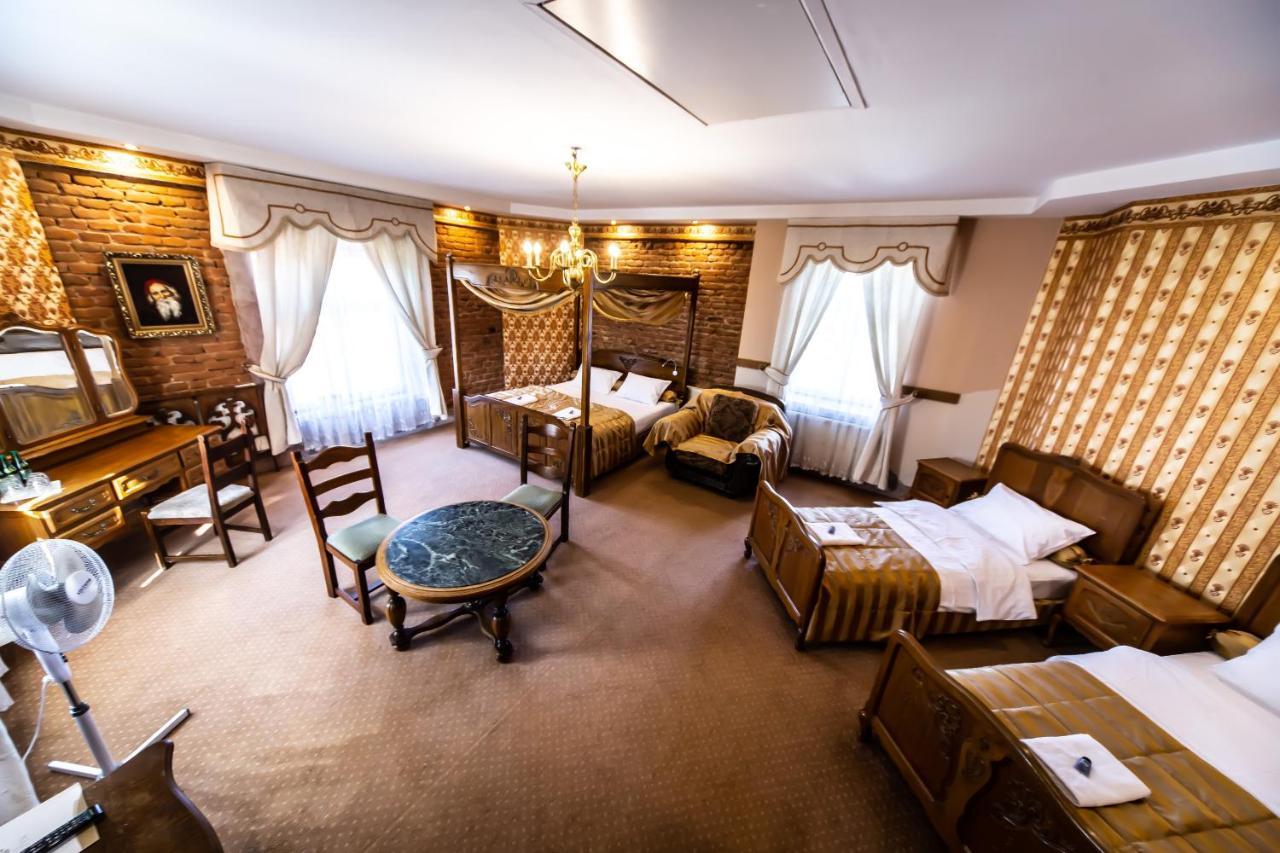 Dwor Boratyn Bed and Breakfast Buitenkant foto